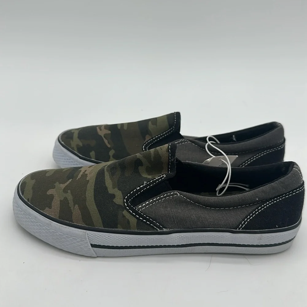 The Children's Place Green and Black Sneakers Size 3 Youth NWT